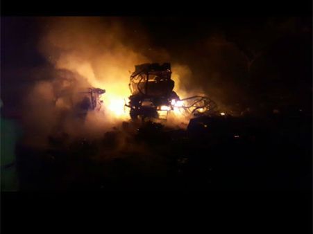 ಚಿಂತಾಮಣಿಯಲ್ಲಿ 900 ಸಿಲಿಂಡರ್ ಸ್ಫೋಟ, 2 ಲಾರಿ ಭಸ್ಮ