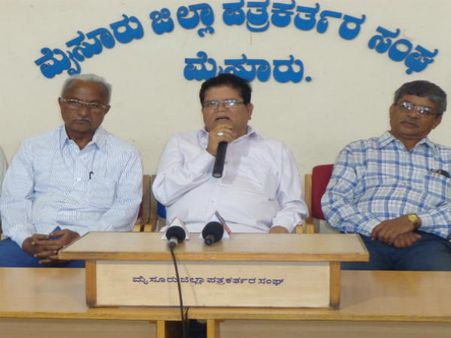 ಮೈಸೂರು: ಕಮಲಾ ಕರಿಕಾಳನ್ ಸರ್ವಾಧಿಕಾರಿ ಧೋರಣೆ ಖಂಡಸಿ ಧರಣಿ