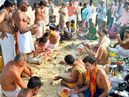 ಎಳ್ಳಮಾವಾಸ್ಯೆ ಅಚರಣೆ, ಅಗಲಿದ ಹಿರಿಯರ ಆತ್ಮಶಾಂತಿಗೆ ಪ್ರಾರ್ಥನೆ