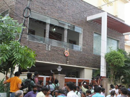 ಐಟಿ ದಾಳಿಗೆ ಮುನ್ನ ಅನುಮತಿ ಬೇಕಿತ್ತೆ? ಬೇಡ್ವೇಬೇಡ!