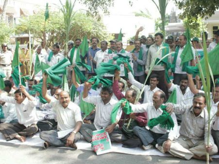 ಕಬ್ಬಿನ ದರ ನಿಗದಿಗಾಗಿ ಸಚಿವರ ಮನೆ ಮುಂದೆ ರೈತರಿಂದ ಪ್ರತಿಭಟನೆ