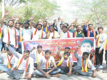 ಕನ್ನಡದಲ್ಲೂ ನೀಟ್ ಬರೆಯಲು ಅವಕಾಶ ನೀಡಿ: ಪ್ರತಿಭಟನೆ