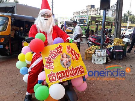 ಸಂತಾಕ್ಲಾಸ್ ವೇಷ ಧರಿಸಿ ಕ್ರಿಸ್ಮಸ್ ಶುಭಾಶಯ ಹೇಳುವ ಮಂಗಳೂರಿನ ಸಂತ