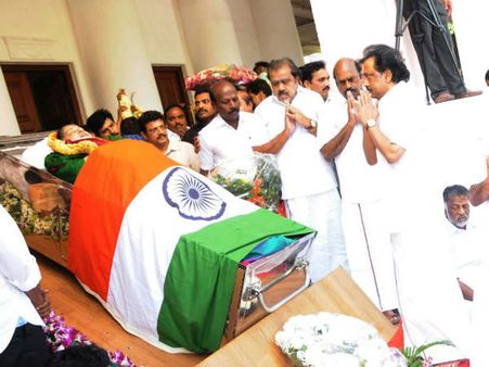 ತಮಿಳ್ನಾಡನ್ನು ಅಕ್ಷರಶಃ ಆಳಿದ ಕುಮಾರಿ ಜಯಲಲಿತಾ ಯುಗಾಂತ್ಯ