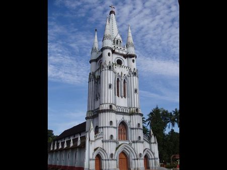 ಕ್ರೈಸ್ತರಿಗಾಗಿಯೇ ದೊಡ್ಡವೀರರಾಜೇಂದ್ರ ನಿರ್ಮಿಸಿದ ಅನ್ನಮ್ಮ ಚರ್ಚ್