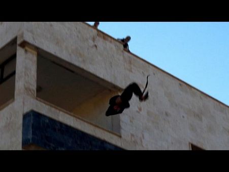 ಸಲಿಂಗಿಯ ಕಣ್ಣುಕಟ್ಟಿ ಕಟ್ಟಡದಿಂದ ಕೆಳಕ್ಕೆ ದಬ್ಬಿ ಕೊಂದರು!