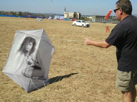 ಬೆಳಗಾವಿ: ಬಾನಂಗಳದಲ್ಲಿ ಹಾರಿದ ನಗ್ನ ಚಿತ್ರವುಳ್ಳ ಗಾಳಿಪಟ