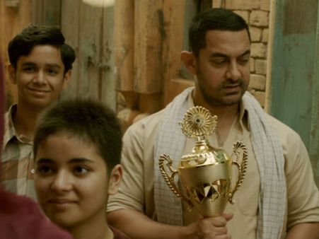 'ದಂಗಲ್' ಝೈರಾ ಬೆಂಬಲಕ್ಕೆ ನಿಂತ ಅಮೀರ್ ಖಾನ್