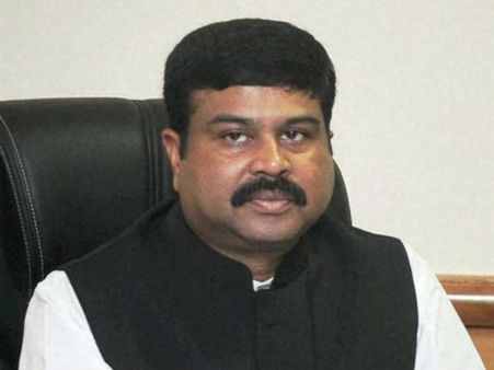 ಪೆಟ್ರೋಲ್ ಬಂಕ್ ಗಳ ಮೇಲೆ ಕಾರ್ಡು ಶುಲ್ಕವಿಲ್ಲ: ಕೇಂದ್ರದ ಸ್ಪಷ್ಟನೆ