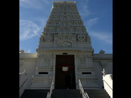 ಡೊನಾಲ್ಡ್ ಟ್ರಂಪ್ ನೆಪದಲ್ಲಿ ವಿಷ್ಣು ದೇವಾಲಯಕ್ಕೆ ಪ್ರದಕ್ಷಿಣೆ