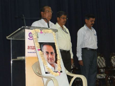 ಸಚಿವರ ನಿಧನಕ್ಕೆ ಕಂಬನಿ ಮಿಡಿದ ಜೆಎಸ್ಎಸ್ ಕಾಲೇಜು