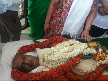 ಹುಟ್ಟೂರು ಹಾಲಹಳ್ಳಿಯಲ್ಲಿ ಮಹದೇವಪ್ರಸಾದ್ ಅಂತ್ಯಕ್ರಿಯೆ