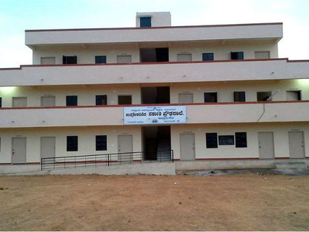 ಗುಂಡ್ಲುಪೇಟೆ ಶಾಲೆ ಕಟ್ಟಡ ಉದ್ಘಾಟನೆ ಮುನ್ನವೇ ಕುಡುಕರಿಗೆ ಅರ್ಪಣೆ!