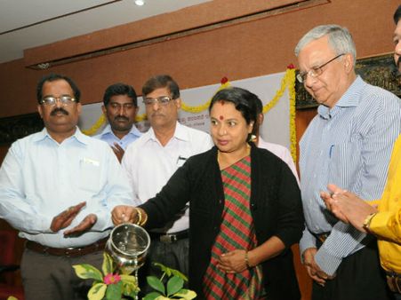 ವಿಜ್ಞಾನ-ವಾಸ್ತುಶಿಲ್ಪವಿಜ್ಞಾನದ ದಾರಿ ಒಟ್ಟಿಗೆ ಸಾಗುತ್ತಿಲ್ಲ: ಉಮಾಶ್ರೀ