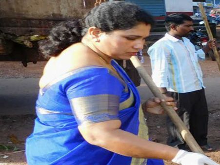 ಉಳ್ಳಾಲ ಪೌರಾಯುಕ್ತರೇ ಏನಿದು ಕಚೇರಿಯಲ್ಲೇ ಬರ್ತ್ ಡೇ ಪಾರ್ಟಿ!