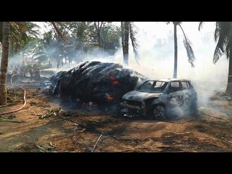 ವಿದ್ಯುತ್ ತಂತಿಯಿಂದ ಹಾರಿದ ಕಿಡಿಗೆ ಕಾರು ಭಸ್ಮ