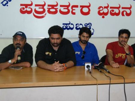 ಹುಬ್ಬಳ್ಳಿಯಲ್ಲಿ 'ಚೌಕ' ಚಿತ್ರತಂಡದ ವಿಜಯೋತ್ಸವ