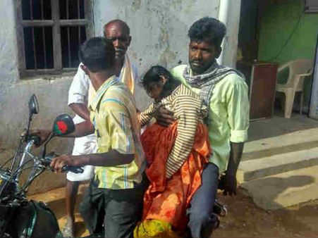 ಆ್ಯಂಬುಲೆನ್ಸ್ ಇಲ್ಲದೆ ಮೊಪೆಡ್ ಮೇಲೆ ಸಾಗಿಸುವಾಗ ಅಸ್ವಸ್ಥ ಯುವತಿ ಸಾವು