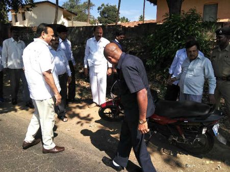 ಅಪಘಾತದ ಗಾಯಾಳುವಿಗೆ ಆರೈಕೆ ನೀಡಿದ ಸದಾನಂದ ಗೌಡ