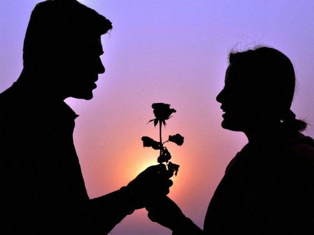 ಹುಬ್ಬಳ್ಳಿಯಲ್ಲಿ ಪ್ರೇಮಿಗಳು ಸಿಕ್ಕರೆ ಶ್ರೀರಾಮ ಸೇನೆಯವರು ಮದುವೆ ಮಾಡಿಸ್ತಾರಂತೆ!