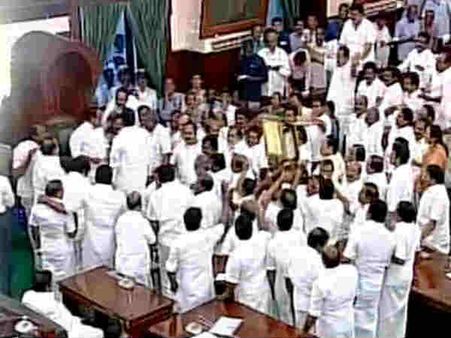 ಪಳನಿಗೆ ಬಹುಮತ: ಪನ್ನೀರ್ ಗೆ ನಿರಾಸೆ; ಸೋತರೂ ಗೆದ್ದ ಶಶಿಕಲಾ