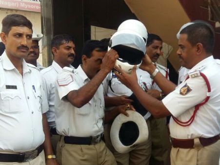 ಜನರಿಗೆ ಉಚಿತ ಹೆಲ್ಮೆಟ್: ಪೊಲೀಸ್ ಅಧಿಕಾರಿಯ ಬರ್ಥಡೆ ಸ್ಪೆಶಲ್!
