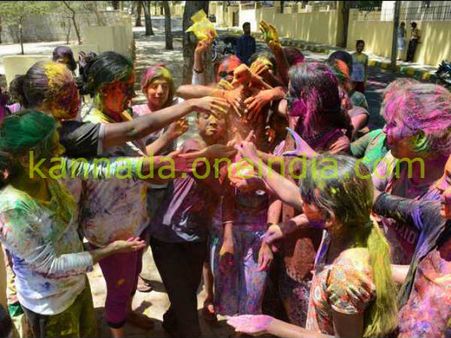 ಬಣ್ಣದೋಕುಳಿಯಲ್ಲಿ ಮಿಂದೆದ್ದ ಅರಮನೆ ನಗರಿ ಮೈಸೂರು