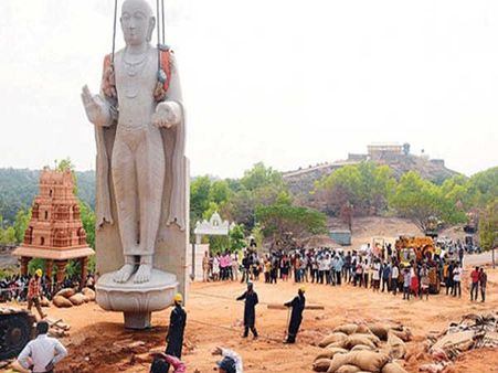 ಉಡುಪಿ: 32 ಅಡಿ ಎತ್ತರದ ಮಧ್ವಾಚಾರ್ಯರ ಏಕಶಿಲಾ ಪ್ರತಿಮೆ ಸ್ಥಾಪನೆ