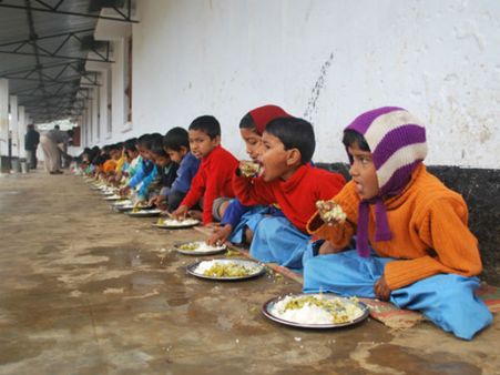 ಬಿಸಿಯೂಟದ ಮಕ್ಕಳು ಆಧಾರ್ ಕಾರ್ಡ್ ಹೊಂದಿರಲೇಬೇಕಂತೆ!