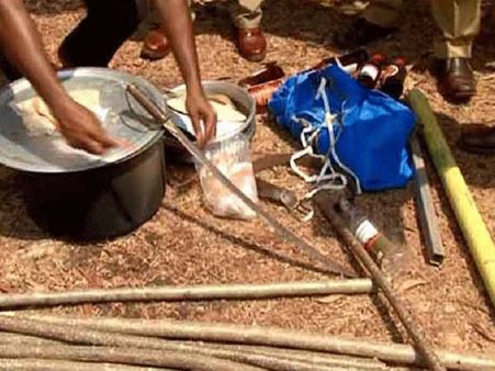 ಕಾಸರಗೋಡು: ಪೊದೆಯೊಂದರಲ್ಲಿ ಮಾರಕಾಸ್ತ್ರಗಳು ಪತ್ತೆ!