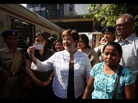 ಮುಂಬೈ ಲೋಕಲ್ ರೈಲಲ್ಲಿ ವಿಶ್ವಬ್ಯಾಂಕ್ ಸಿಇಒ ಕಂಡು ಬೆರಗಾದ ಜನ