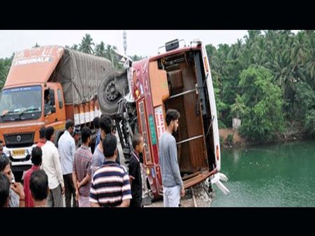 ಮಂಗಳೂರಿನಲ್ಲಿ ಮಗುಚಿಬಿದ್ದ ಲಾರಿ: ಚಾಲಕ ಸಾವು