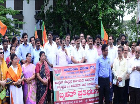 ಮಂಗಳೂರಲ್ಲಿ ಜಲಯುದ್ಧ, ಮೇಯರ್ ವಿರುದ್ಧ ಬಿಜೆಪಿ ಪ್ರತಿಭಟನೆ