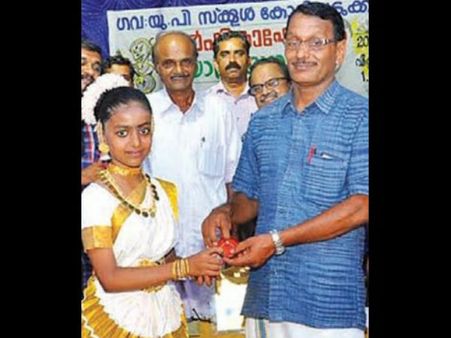 ಶಾಲೆಗಾಗಿ ಚಿನ್ನದ ಬಳೆ ದಾನ ಮಾಡಿದ ಏಳನೇ ತರಗತಿ ಬಾಲಕಿ