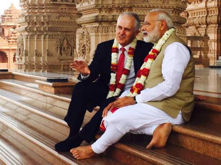 ಅಕ್ಷರಧಾಮದ ಮೆಟ್ಟಿಲುಗಳ ಮೇಲೆ ಮೋದಿ- ಟರ್ನ್‌ಬುಲ್ ಸಮಾಲೋಚನೆ