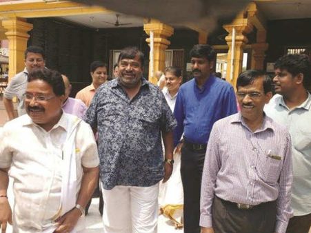 ಬಪ್ಪನಾಡು ದೇವಸ್ಥಾನದಲ್ಲಿ ದೊಡ್ಡಣ್ಣ ಸೆಲ್ಫಿಗಾಗಿ ಮುಗಿಬಿದ್ದ ಭಕ್ತರು!