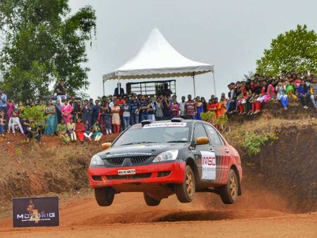 ಆಳ್ವಾಸ್ ನಲ್ಲಿ ಬಸ್ ಗಳ ಮೇಲಿಂದ ಹಾರಿದ ಬೈಕ್ ಸಾಹಸ ರೋಮಾಂಚನ!