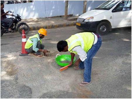 ಬೆಂಗಳೂರು ರಸ್ತೆಯ ಗುಂಡಿಗೆ ಮುಕ್ತಿ ನೀಡಲು ಬಂದ 'ಪಾಟ್ ಹೋಲ್ ರಾಜ'