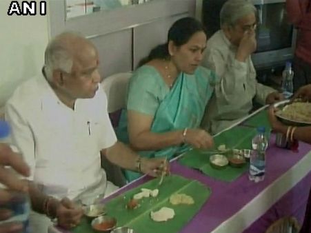 ದಲಿತರ ಮನೇಲಿ ಹೋಟೆಲ್ ತಿಂಡಿ ತಿಂದ ಬಿಎಸ್ವೈ ವಿರುದ್ಧ ದೂರು