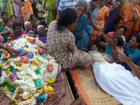 ದನಕ್ಕೆ ನೀರು ಕುಡಿಸಲು ಹೋದ ತಾತ-ಮೊಮ್ಮಗ ಕೆರೆಗೆ ಬಿದ್ದು ಸಾವು
