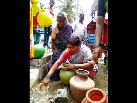 ಚರಂಡಿ ನೀರನ್ನೇ ಹೊತ್ತೊಯ್ದ ಹಂಗಳ ಗ್ರಾಮಸ್ಥರು!