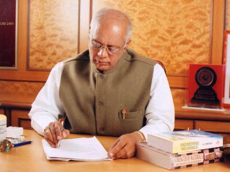 ಬಿಜೆಪಿ ಸಂಸದ ಸಿದ್ದೇಶ್ವರ ಮನೆ ಮೇಲೆ ಐಟಿ ದಾಳಿ