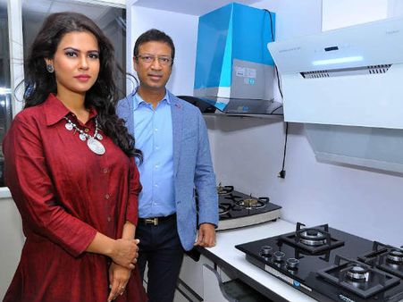 ಕುಚಿನಾ ಕಿಚನ್ ಶೋ ರೂಮ್ ಉದ್ಘಾಟಿಸಿದ ಶರ್ಮಿಳಾ ಮಾಂಡ್ರೆ