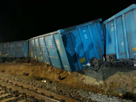 ದುಧನಿ ಬಳಿ ಹಳಿ ತಪ್ಪಿದ ಗೂಡ್ಸ್ ರೈಲು, ಹಲವು ರೈಲು ಸಂಚಾರ ಬದಲಾವಣೆ