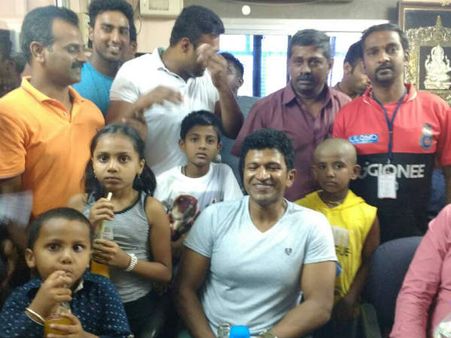 ತಾಯಂದಿರ ದಿನದಂದು 'ರಾಜಕುಮಾರ' ಸಿನಿಮಾ ವೀಕ್ಷಿಸಿದ ವೃದ್ಧೆಯರು