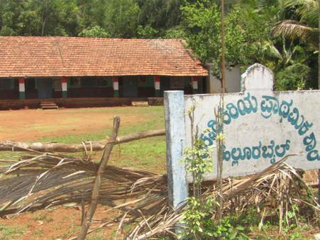 ಇದು ಕನ್ನಡ ಶಾಲೆ, ಮಕ್ಕಳಿಲ್ಲದಿದ್ದರೂ ಮೇಷ್ಟ್ರು ಮಾತ್ರ ಪ್ರತಿದಿನ ಬರ್ತಾರೆ!