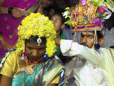 ಹಾವೇರಿ: ಅಂಧನ ಕೈ ಹಿಡಿದು ಸಾರ್ಥಕತೆ ಮೆರೆದ ಯುವತಿ