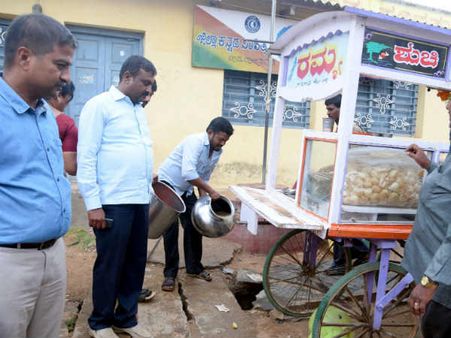 ಚಾಮರಾಜನಗರ: ರಸ್ತೆ ಬದಿ ತಿನಿಸು ಮಾರಾಟಕ್ಕೆ ತಡೆ