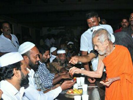 ಉಡುಪಿ ಕೃಷ್ಣ ಮಠದಲ್ಲಿ ಪೇಜಾವರರಿಂದ ಐತಿಹಾಸಿಕ ಇಫ್ತಾರ್ ಕೂಟ