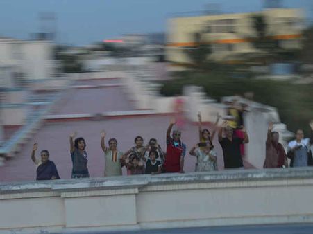 ಟೆರೆಸ್ ಮೇಲೆ ನಿಂತು ಕೈ ಬೀಸಿ ಮೆಟ್ರೊ ರೈಲು ಸ್ವಾಗತಿಸಿದ ಜನ